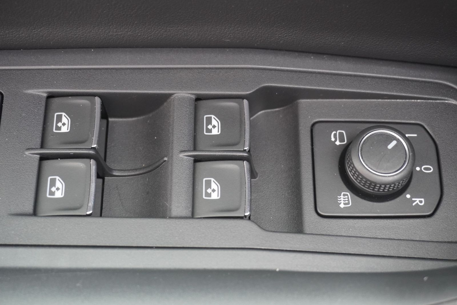 Volkswagen T-Roc 1.5 TSI R-Line - Samsaru's Car Outlet