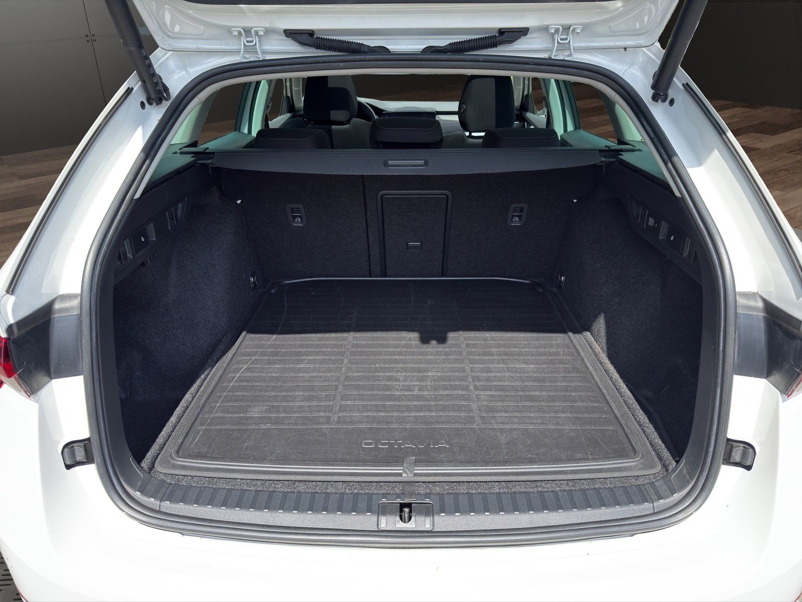 Skoda Octavia Combi 2.0 TDI Style - Samsaru's Car Outlet
