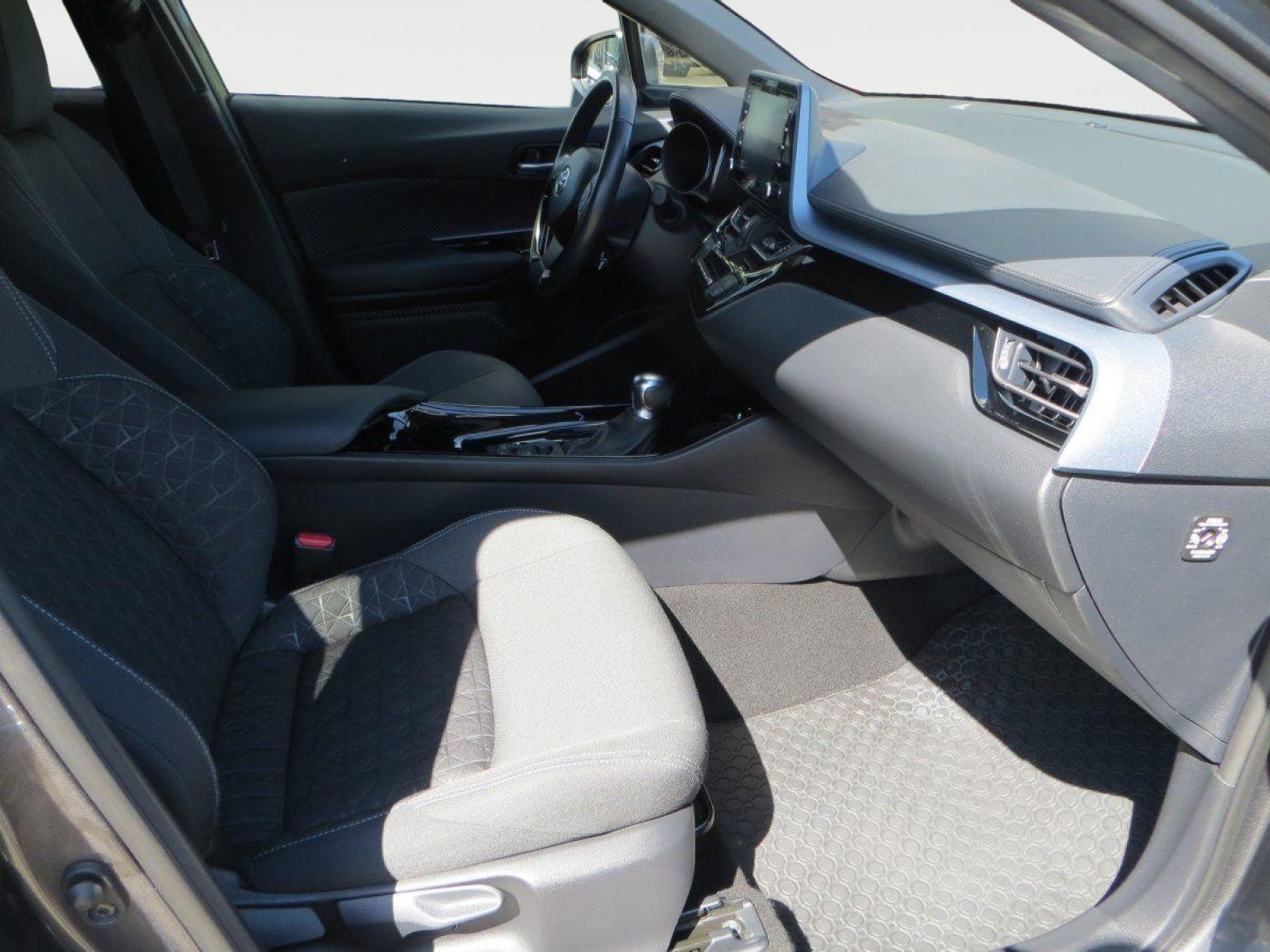Toyota C-HR 2.0 Hybrid - Samsaru's Car Outlet