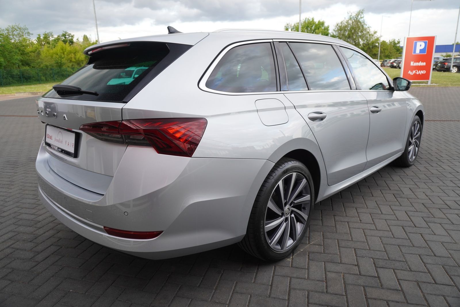 Skoda Octavia Combi 2.0 TDI Style - Samsaru's Car Outlet
