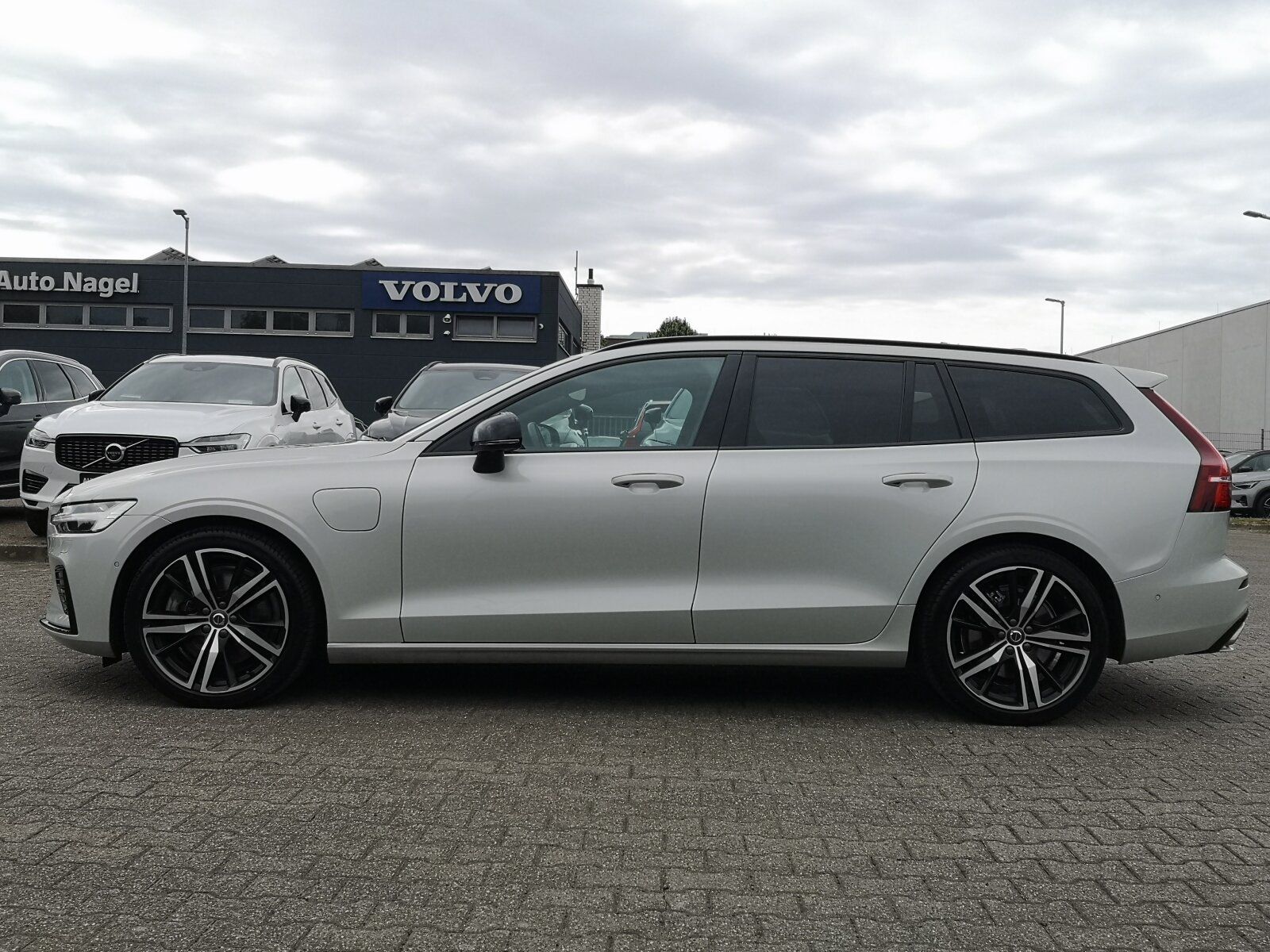 Volvo V60 Recharge T8 Plus Dark Long Range PANO|AHK|