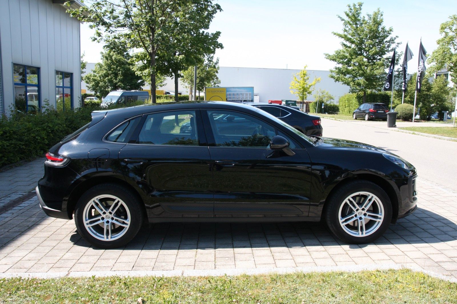 Porsche Macan - Samsaru's Car Outlet