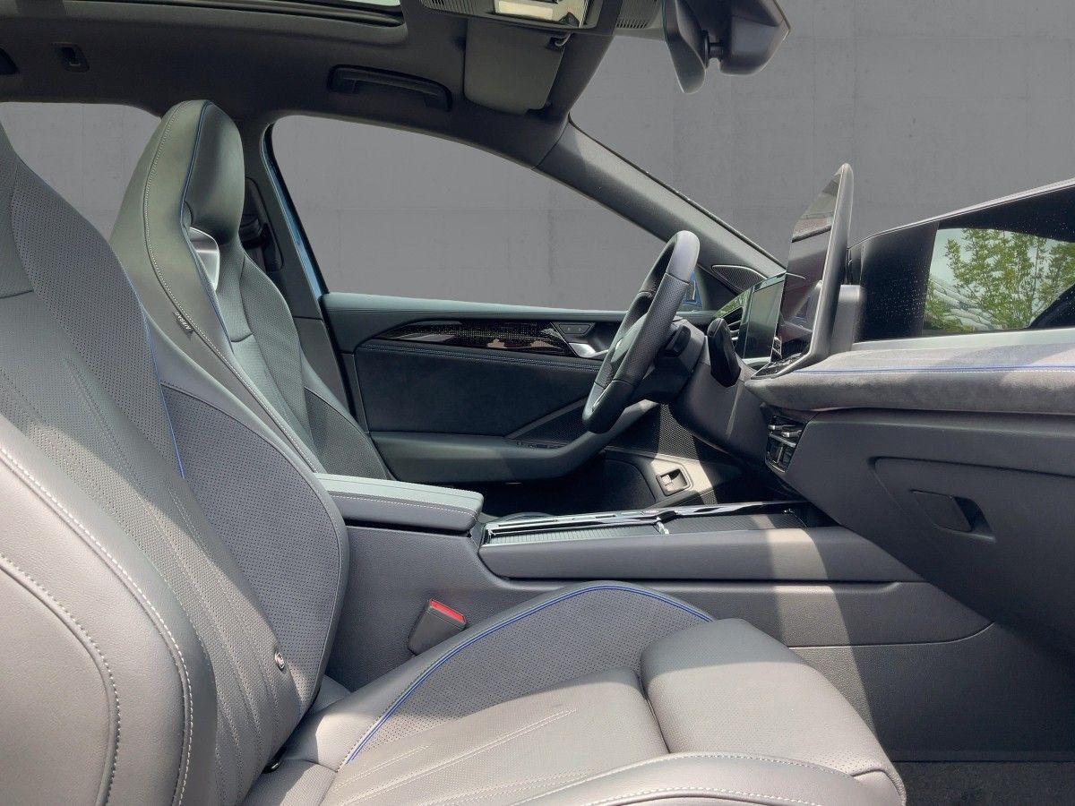 Volkswagen Passat Variant 1.5 eHYBRID R-LINE 5JG+AHK+PANO