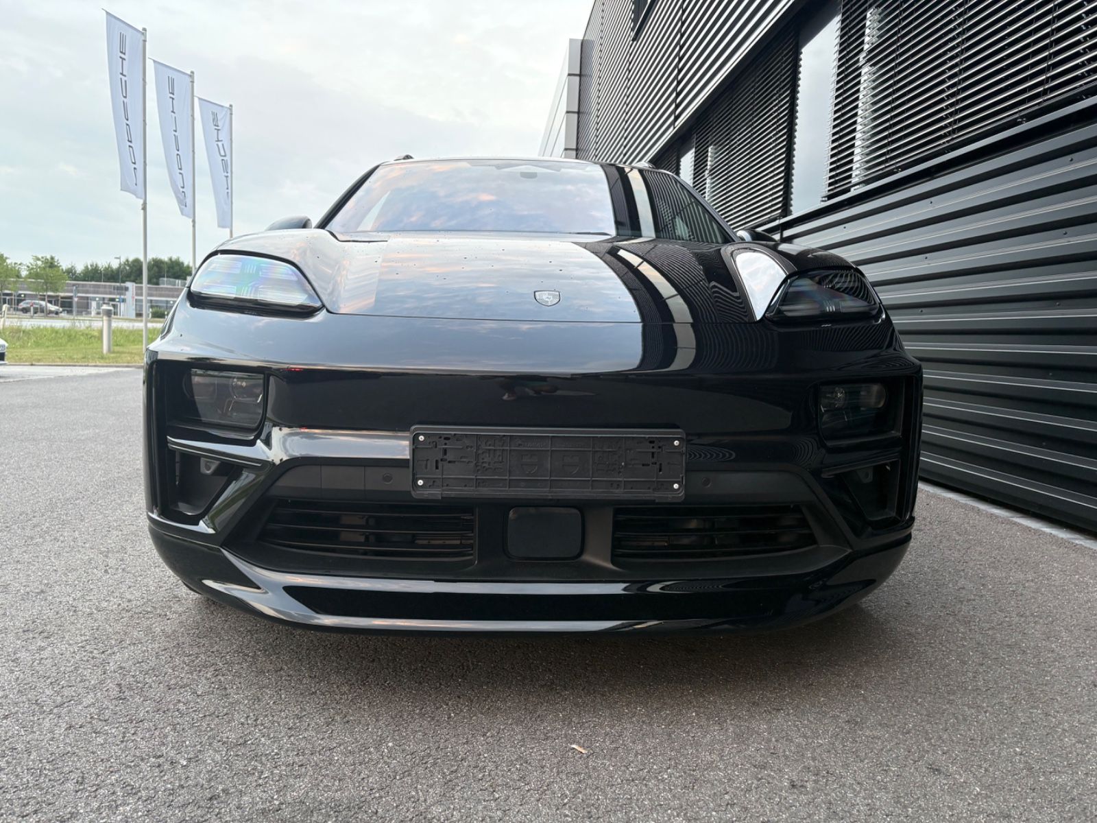 Porsche Macan E Turbo - Samsaru's Car Outlet