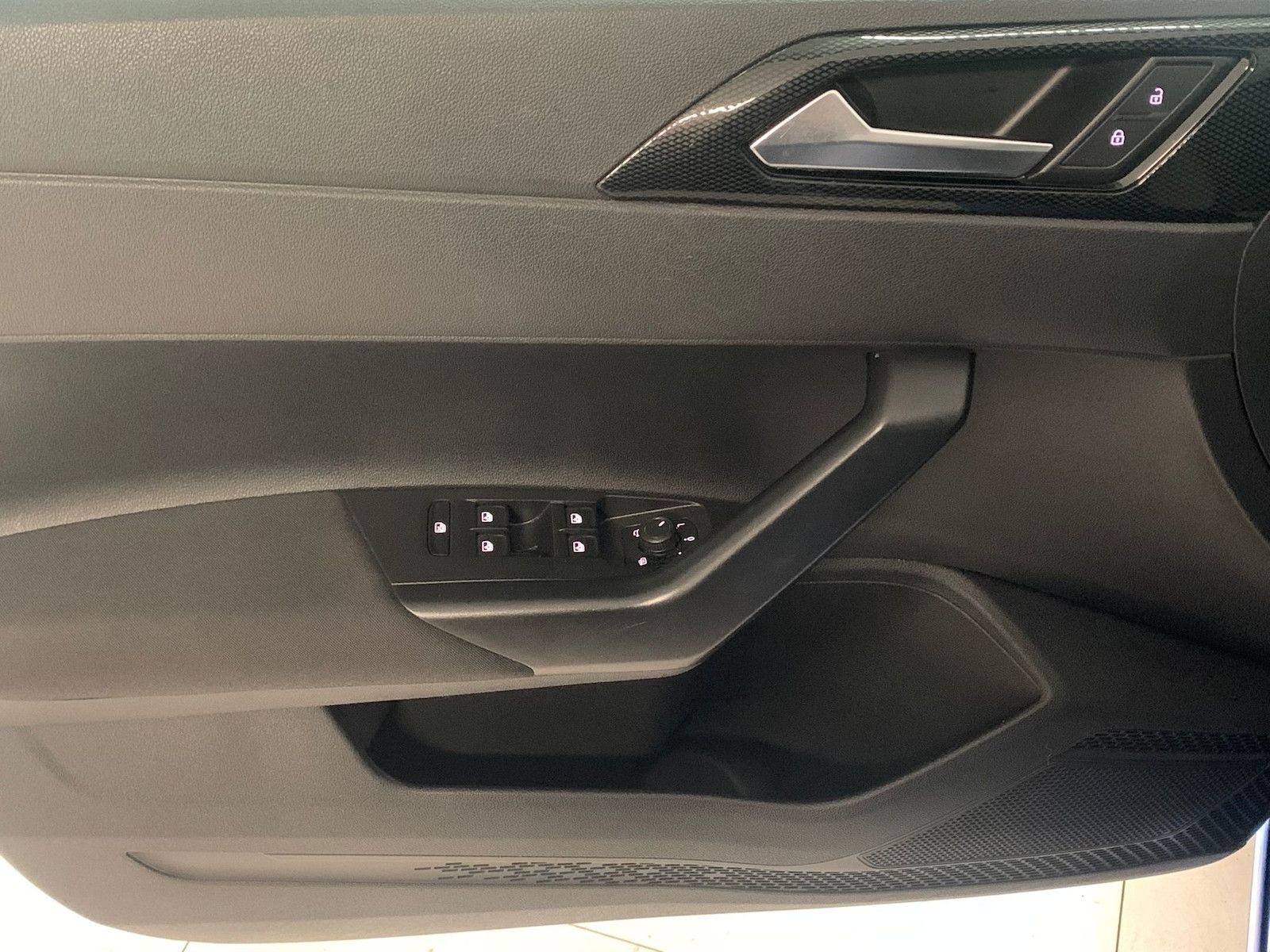 Volkswagen Polo VI 1.0 TSI DSG LIFE - Samsaru's Car Outlet