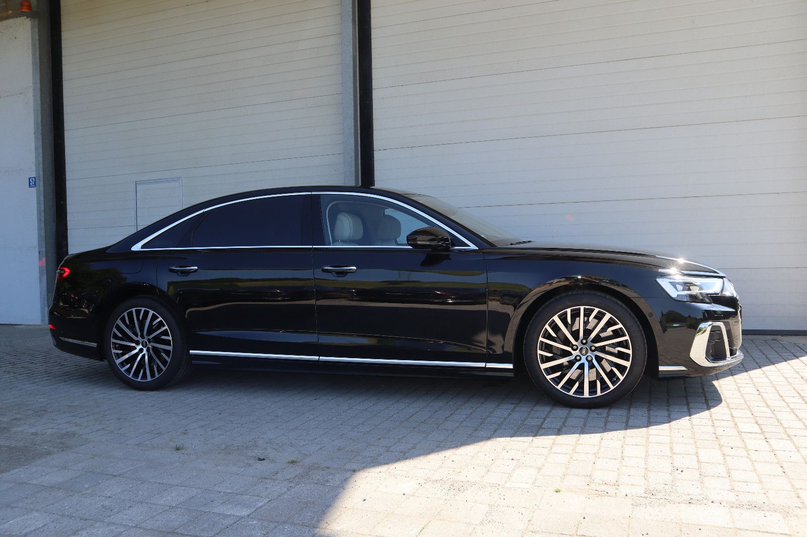 Audi A8L 60 TFSIe lang - Samsaru's Car Outlet