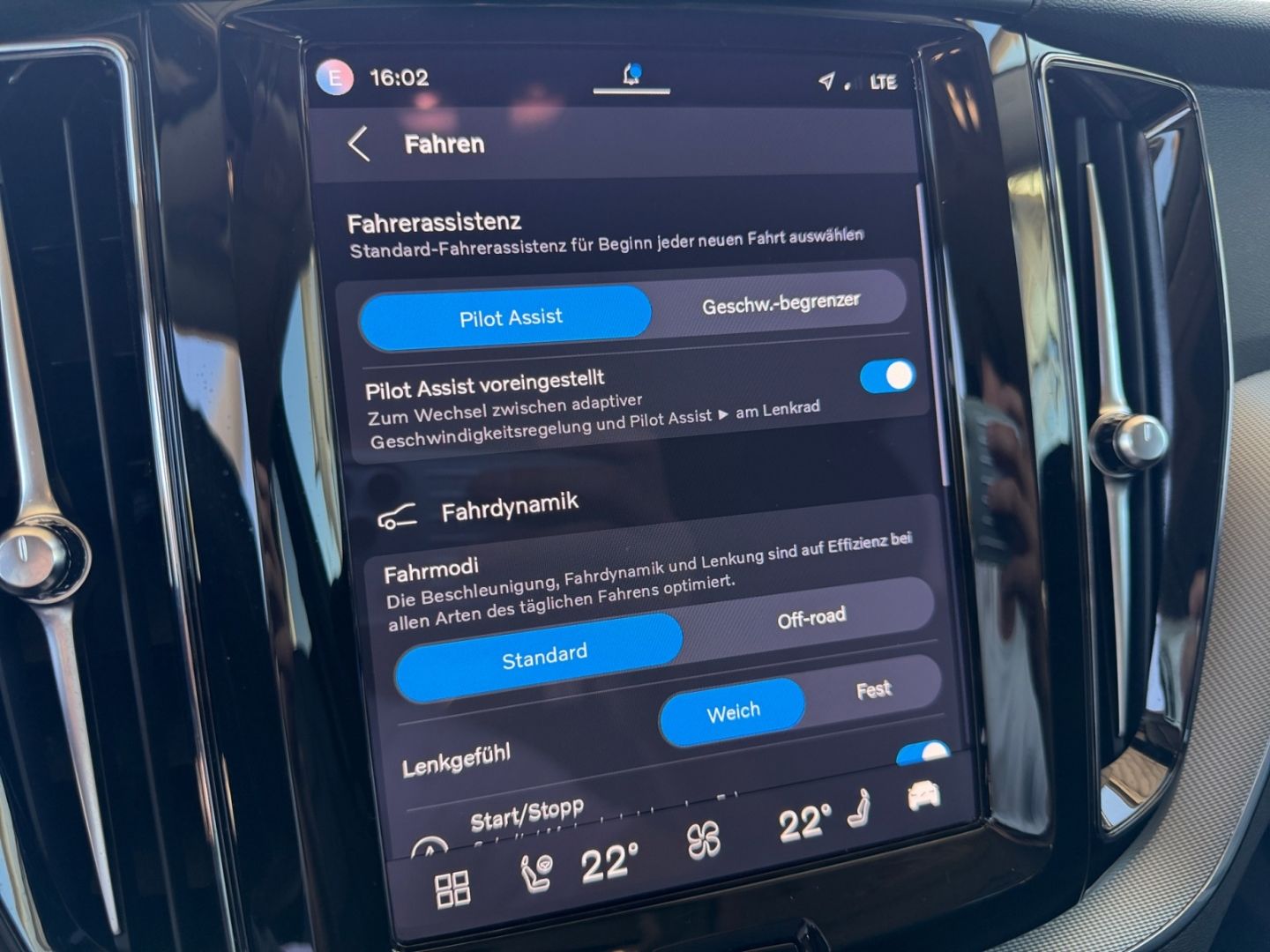 Volvo XC60 B4 Plus Dark Harman Kardon Memory Kurvenlic