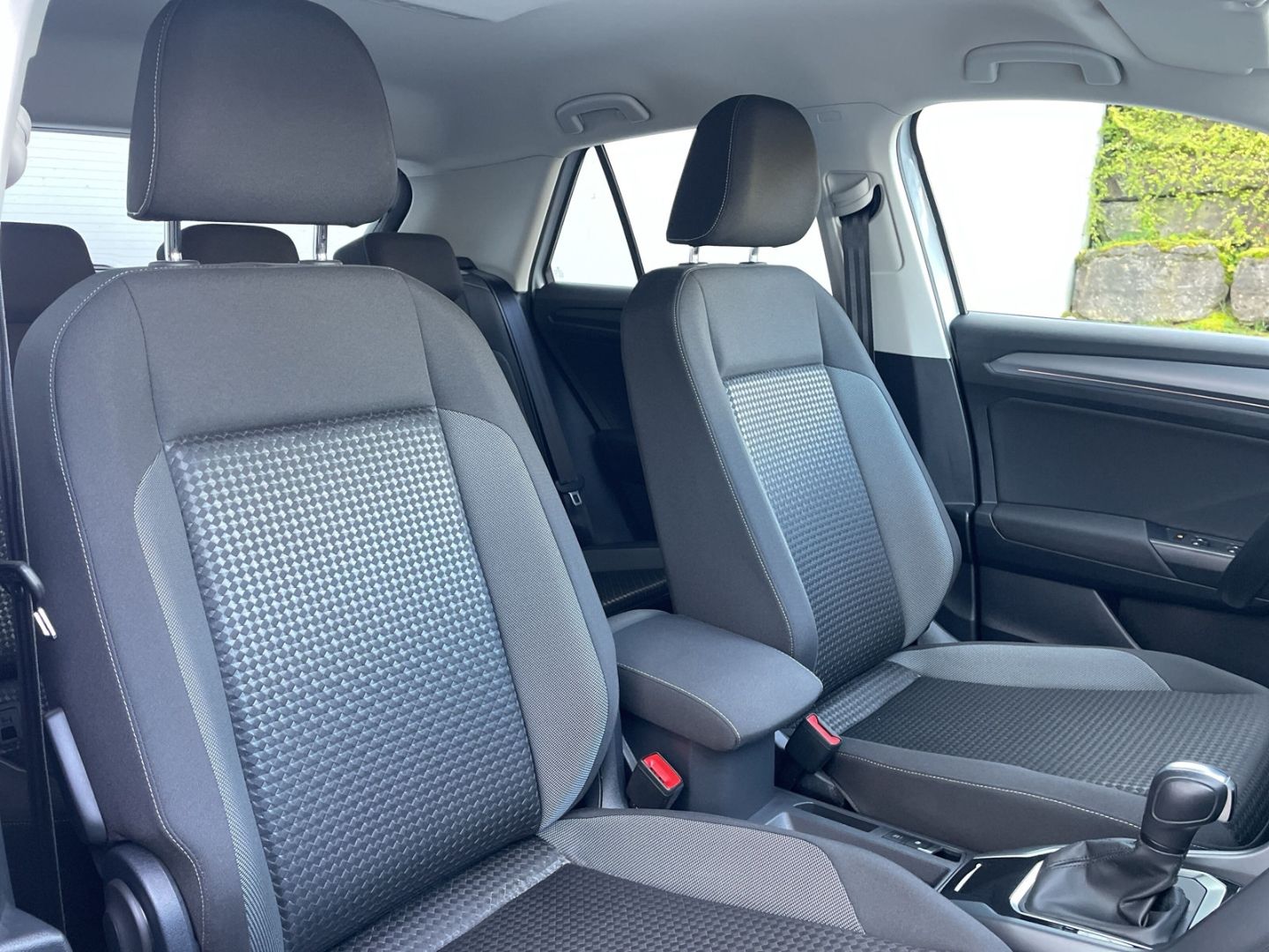 Volkswagen T-Roc 1.5 TSI DSG R-Line - Samsaru's Car Outlet