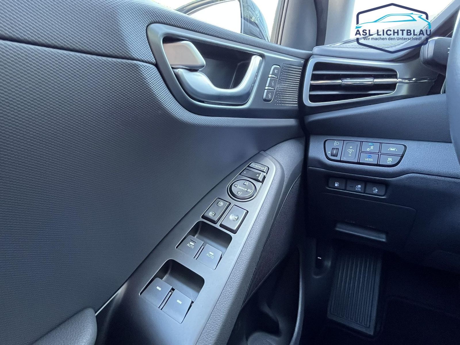 Hyundai IONIQ Facelift Plug-In Hybrid Premium - Samsaru's Car Outlet