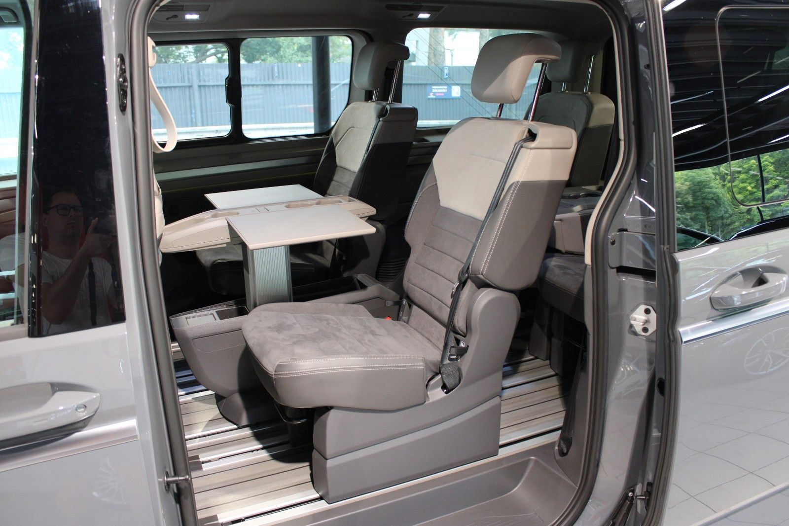 Volkswagen T7 Multivan Style - Samsaru's Car Outlet