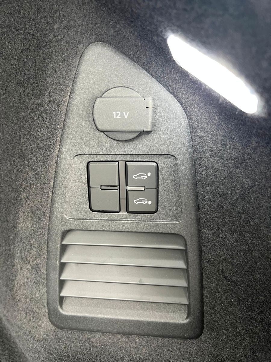 Volkswagen Touareg 3.0 TDI R-Line 4M - Samsaru's Car Outlet