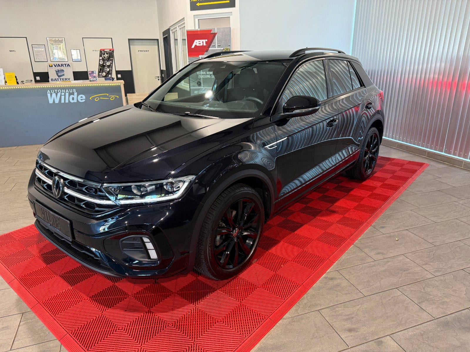 Volkswagen T-Roc R-Line - Samsaru's Car Outlet