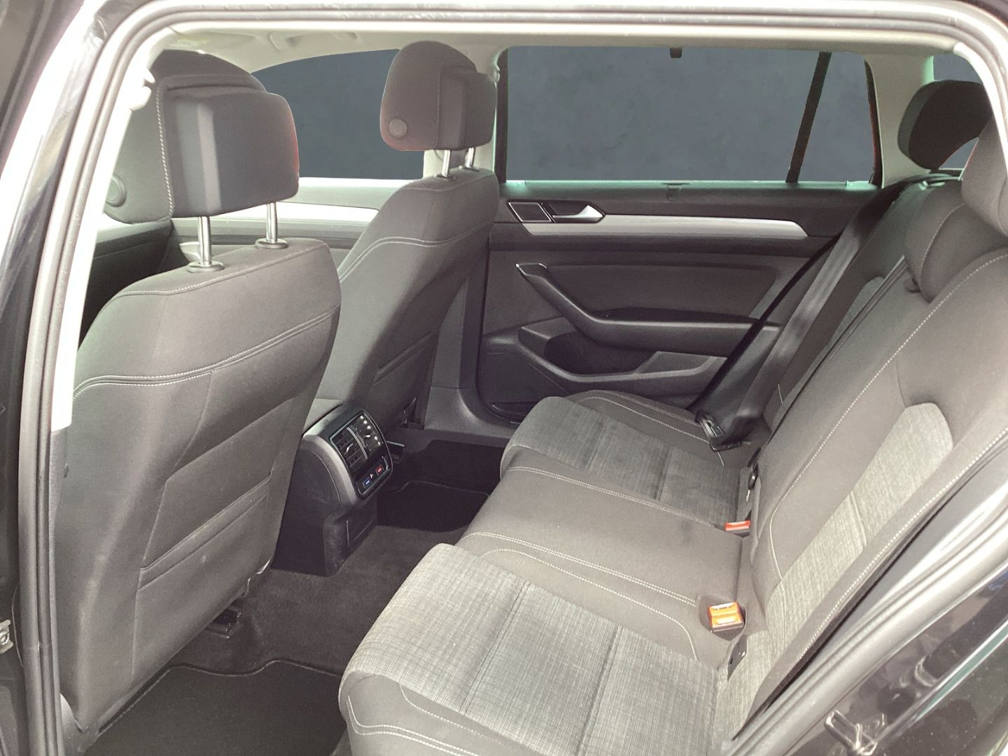 Volkswagen Passat Variant Business 2.0 TDI - Samsaru's Car Outlet
