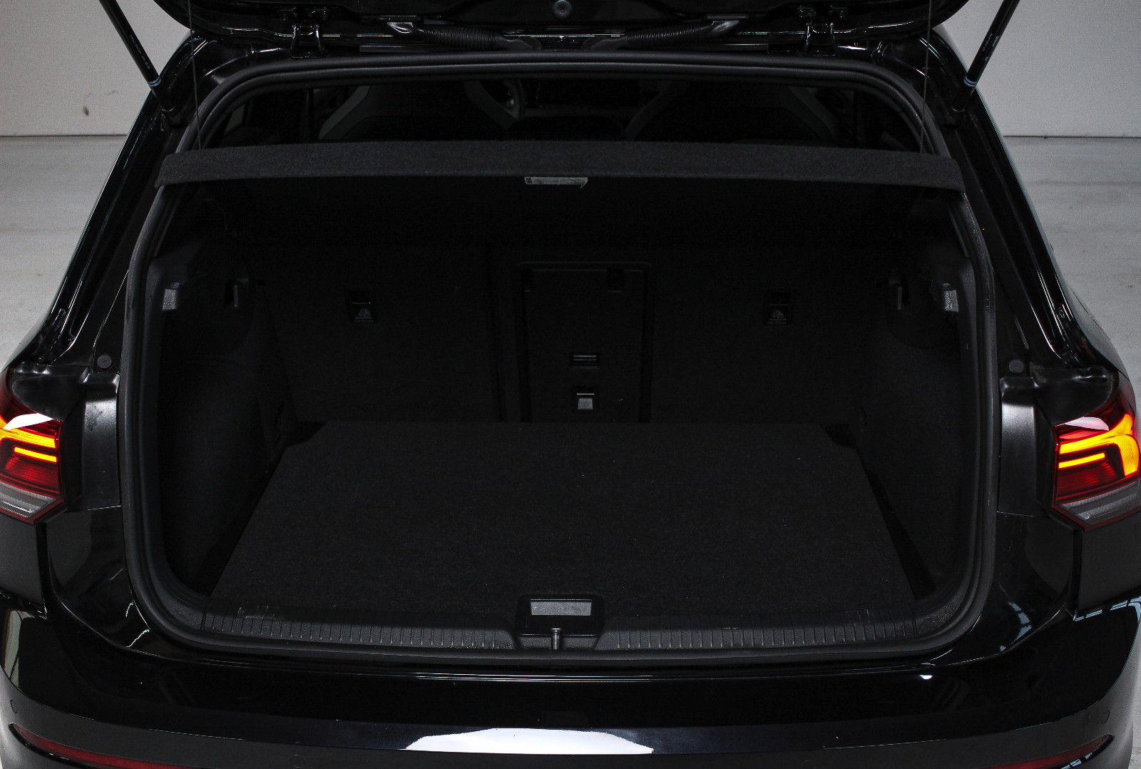 Volkswagen Golf R-Line Black - Samsaru's Car Outlet