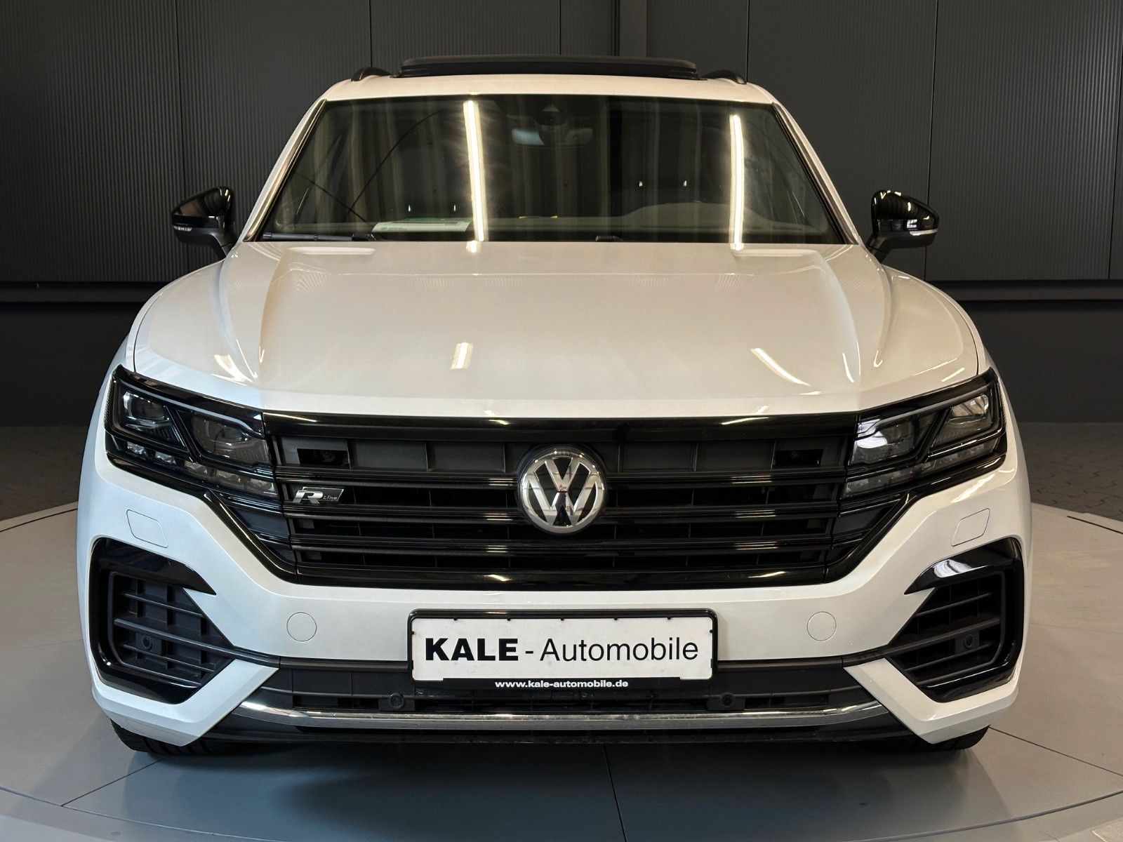 Volkswagen Touareg R-Line 4Motion Black - Samsaru's Car Outlet