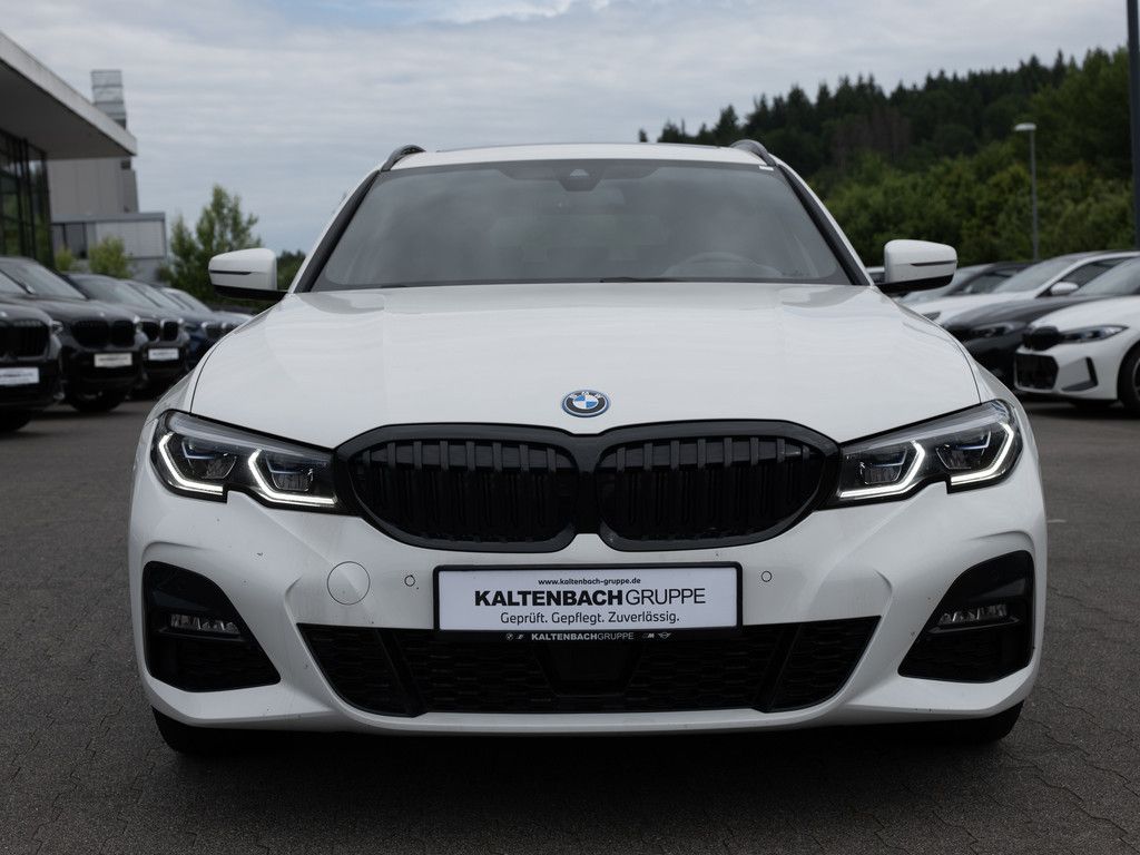 BMW 330e Touring xDrive M-Sport PANO AHK HUD LASER