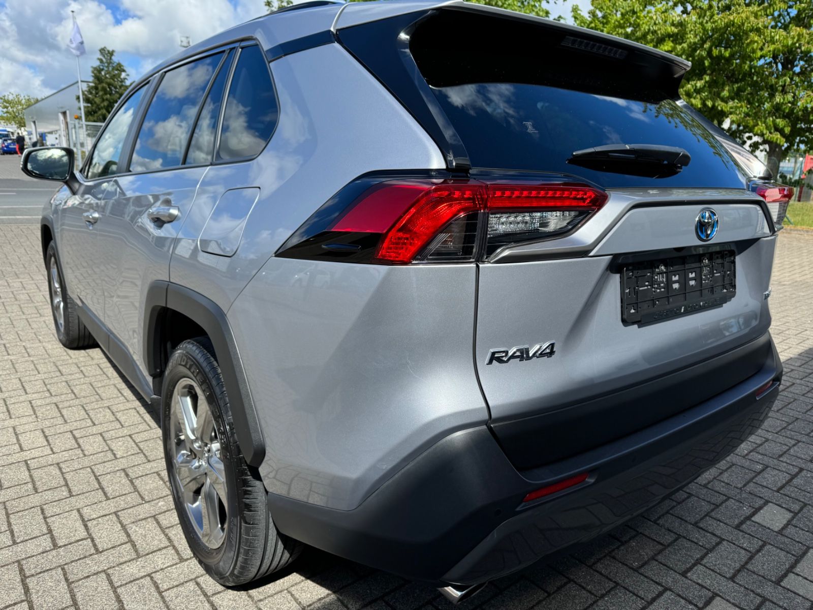 Toyota RAV4 Hybrid 4x2 - Samsaru's Car Outlet