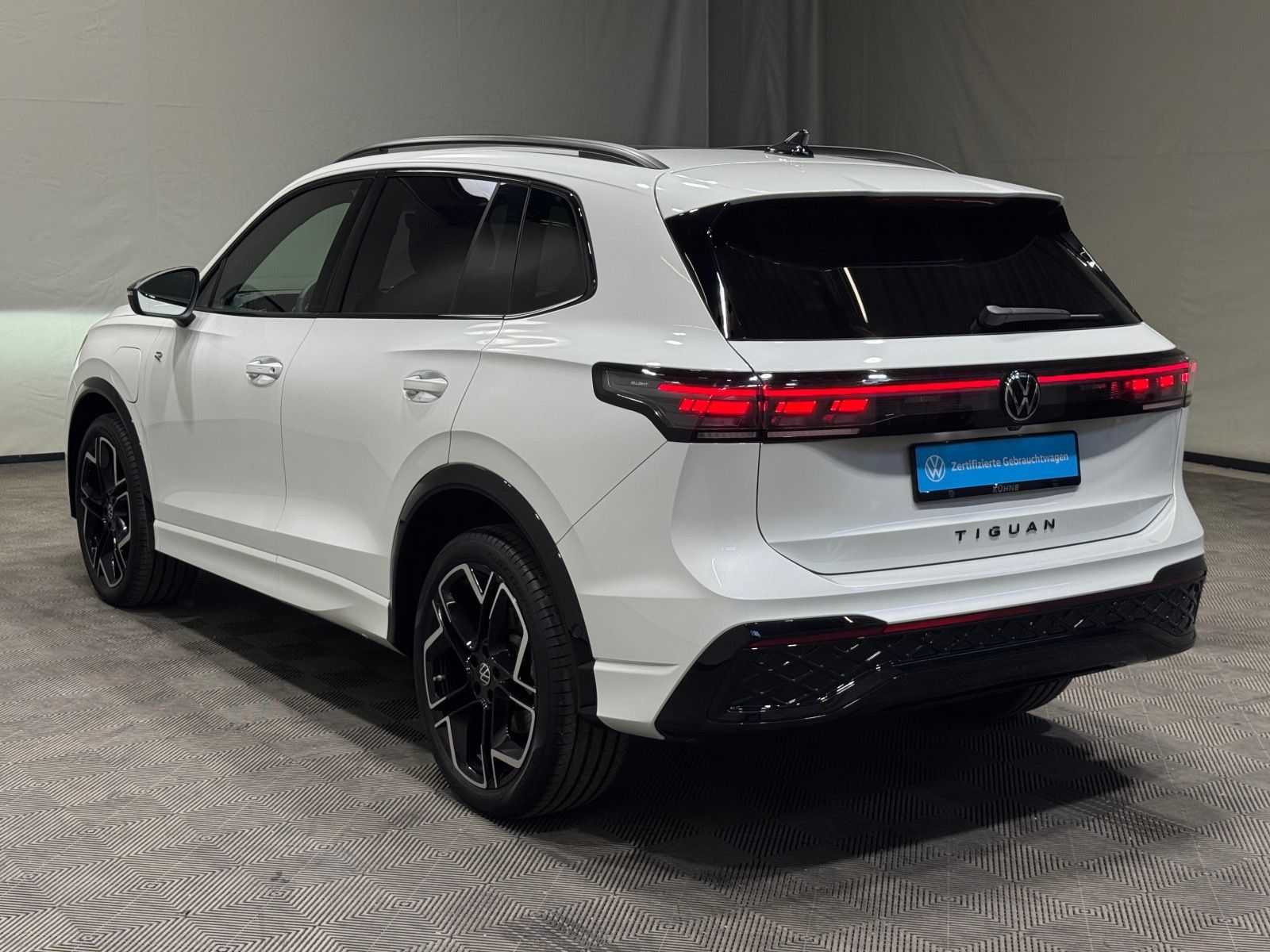 Volkswagen Tiguan R-Line 1.5 TSI eHybrid | MATRIX NAVI PANO