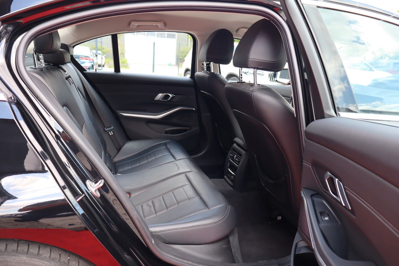 BMW 320 d Luxury Line - Samsaru's Car Outlet