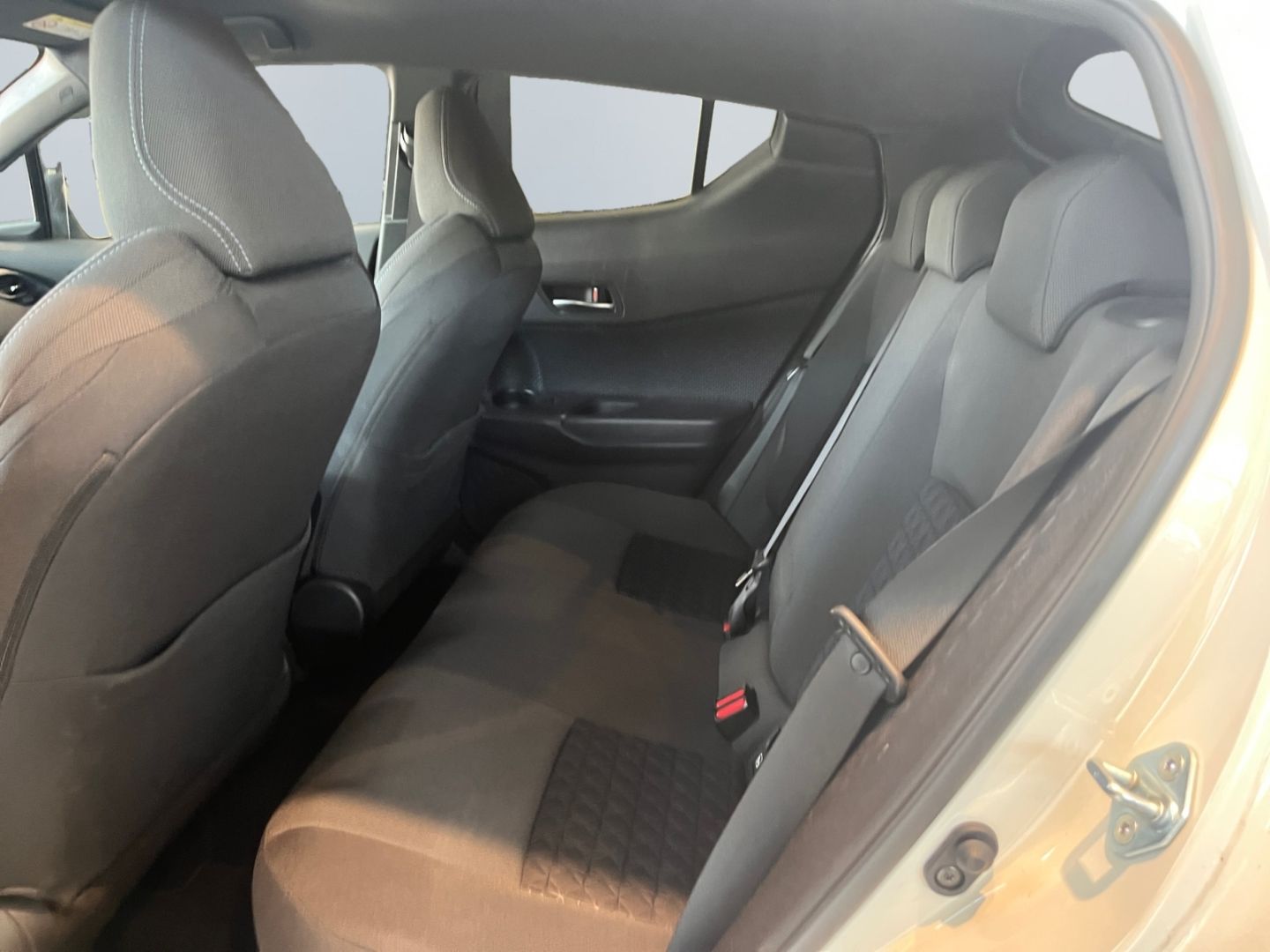 Toyota C-HR 2.0 Hybrid Team - Samsaru's Car Outlet