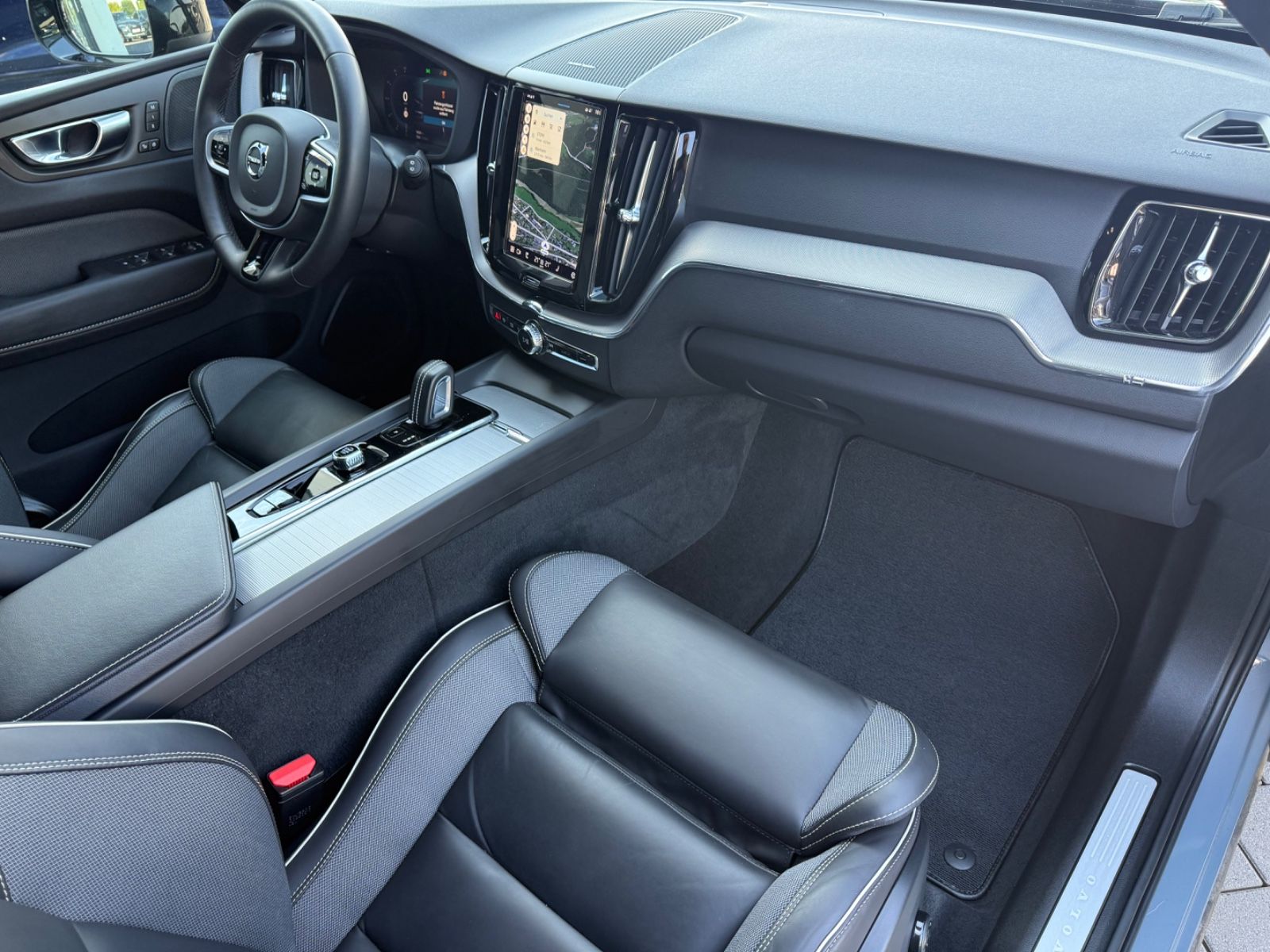 Volvo XC60 R-Design - Samsaru's Car Outlet