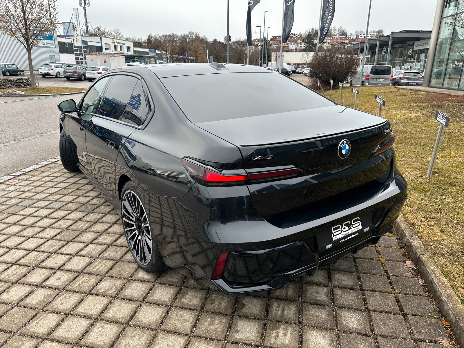 BMW 740d xDrive M Sport TV,Aut.Tür,SkyL,B&W,Luft