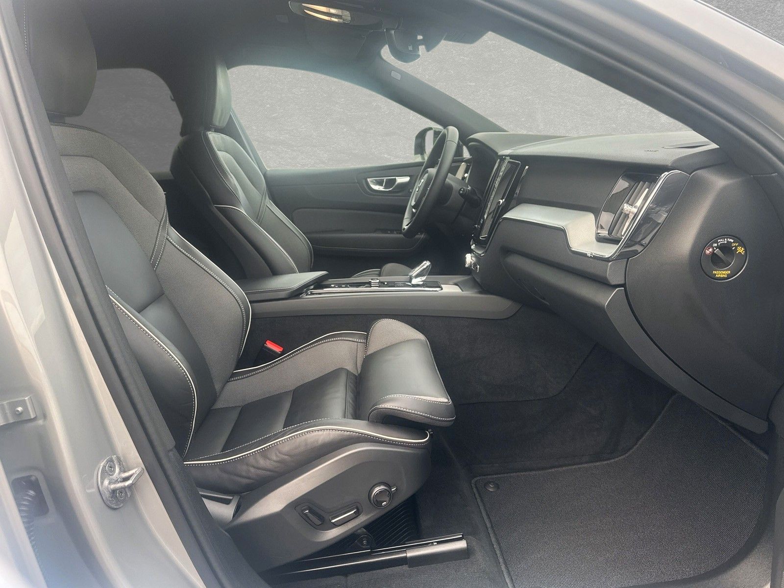 Volvo XC60 B5 AWD Mild-Hybrid Plus Dark AHK ACC BLIS