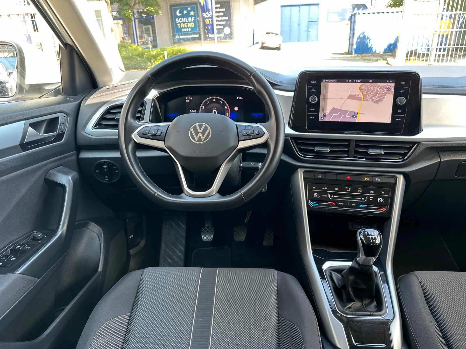 Volkswagen T-Roc Life - Samsaru's Car Outlet