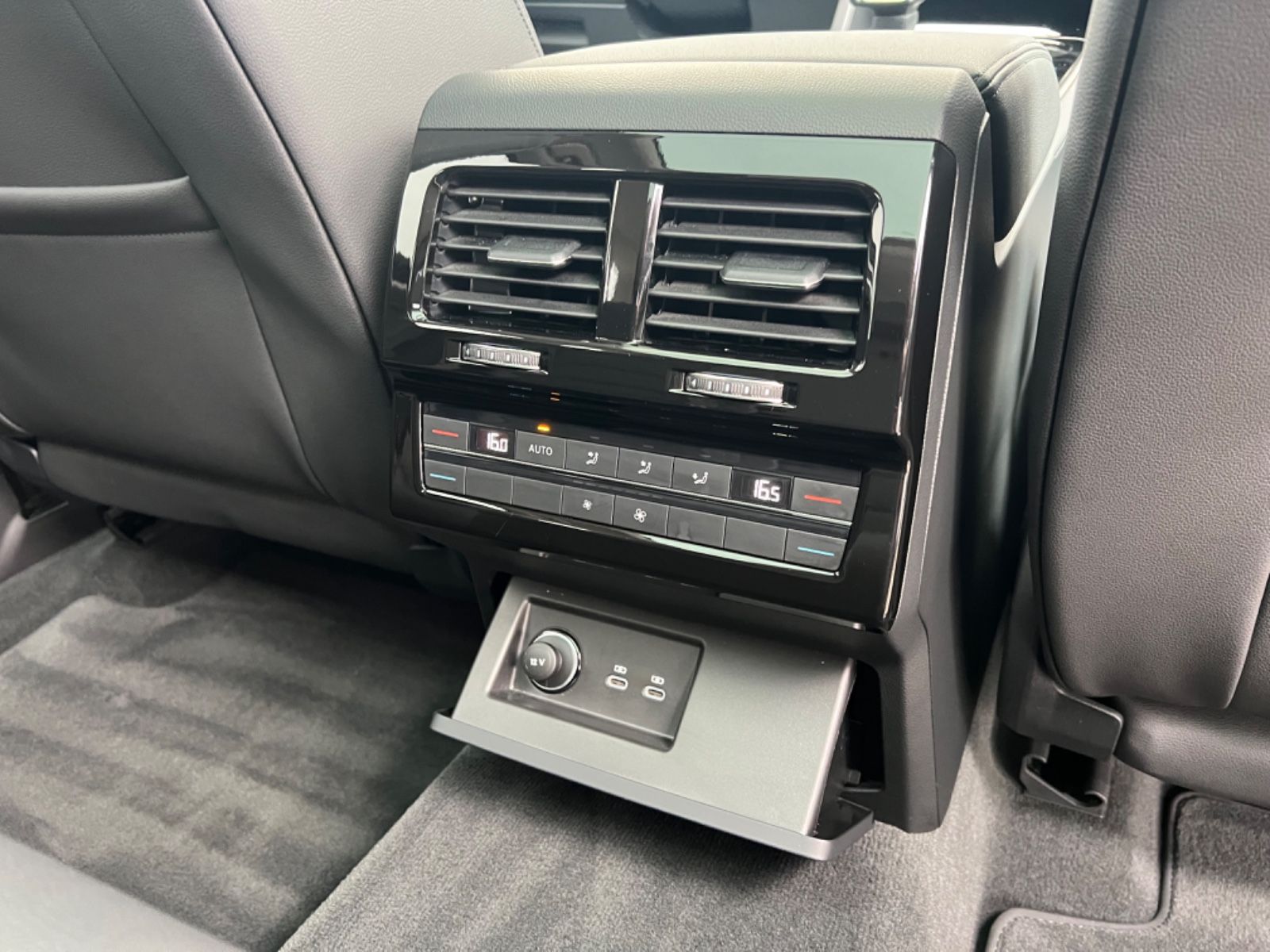 Volkswagen Touareg 4M eHybrid - Samsaru's Car Outlet