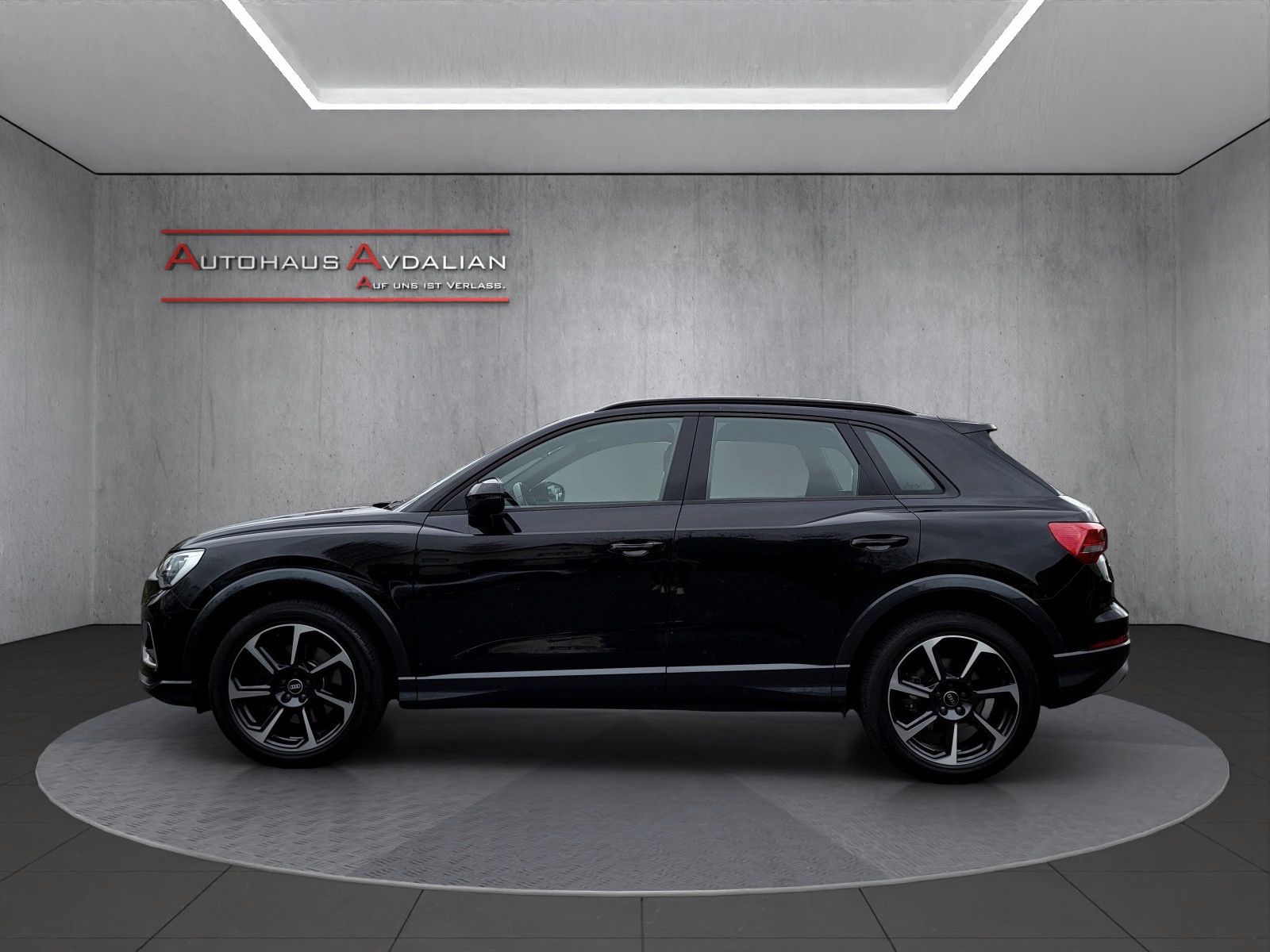Audi Q3 45 TFSI qu. advanced - Samsaru's Car Outlet