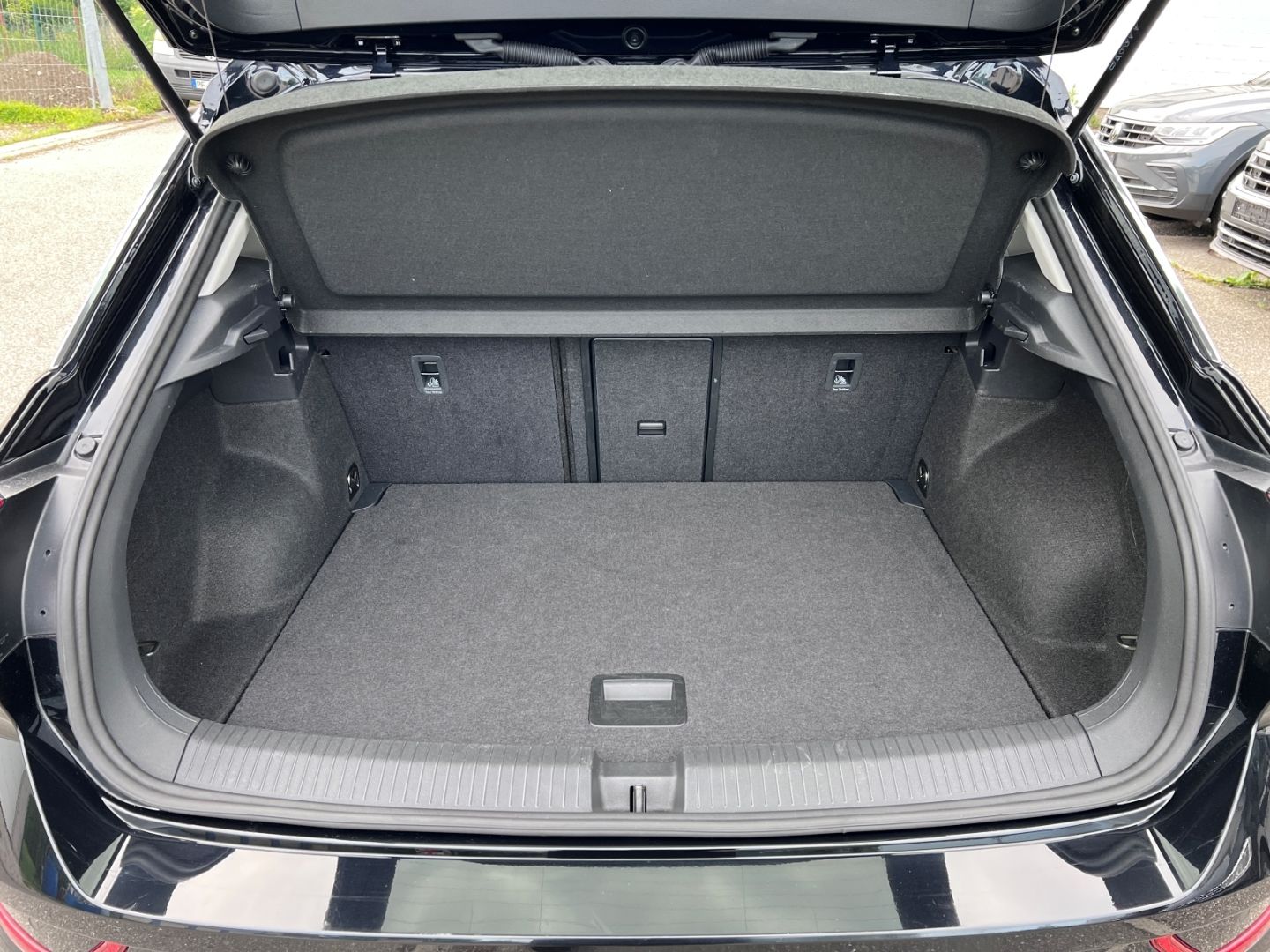 Volkswagen T-Roc 1.0TSI Life - Samsaru's Car Outlet