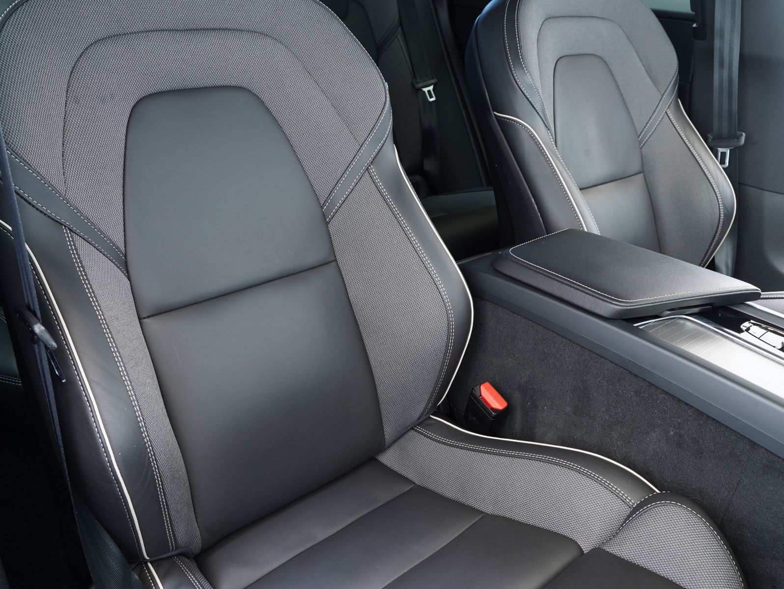 Volvo XC60 B4 D AWD Plus Dark - Samsaru's Car Outlet