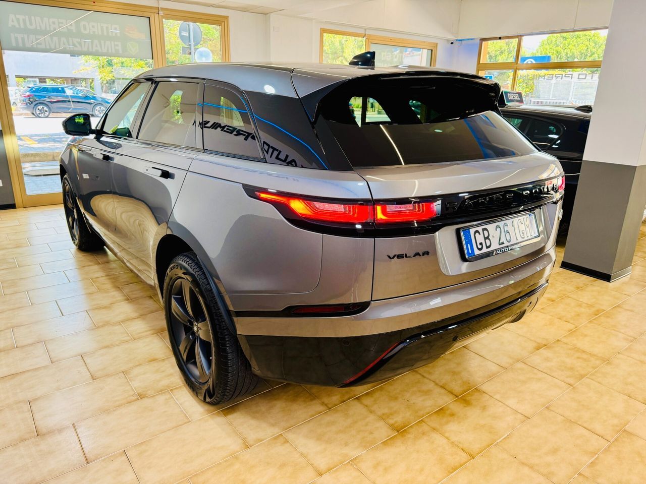 Range Rover Velar 2.0D - Samsaru's Car Outlet