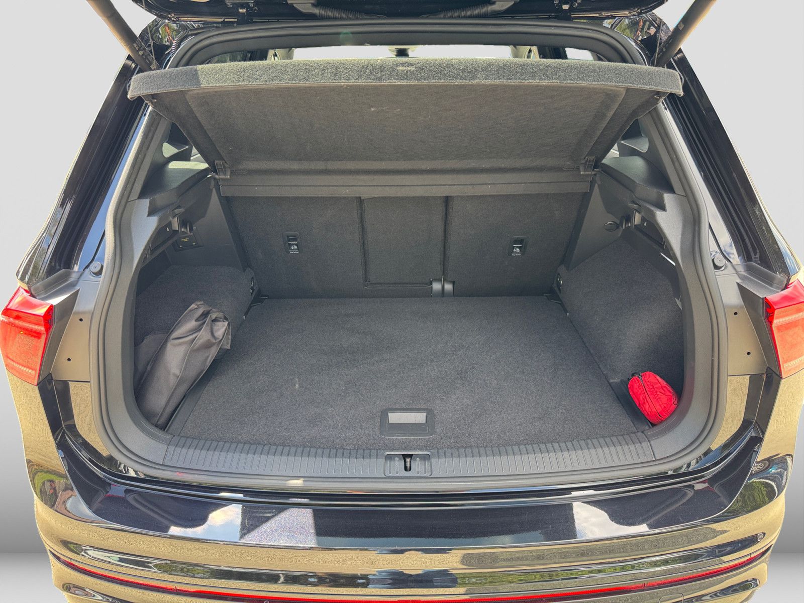 Volkswagen Tiguan R 2.0TSI DSG 4M Akrapovic Pano Leder CAM