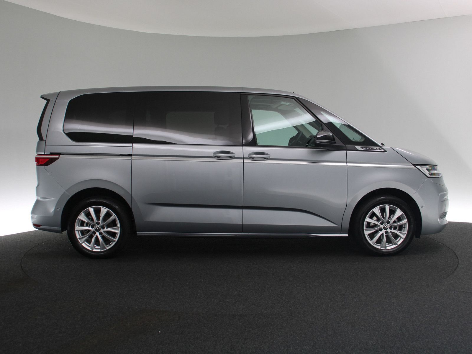 Volkswagen T7 Multivan 2.0 TDI Style - Samsaru's Car Outlet