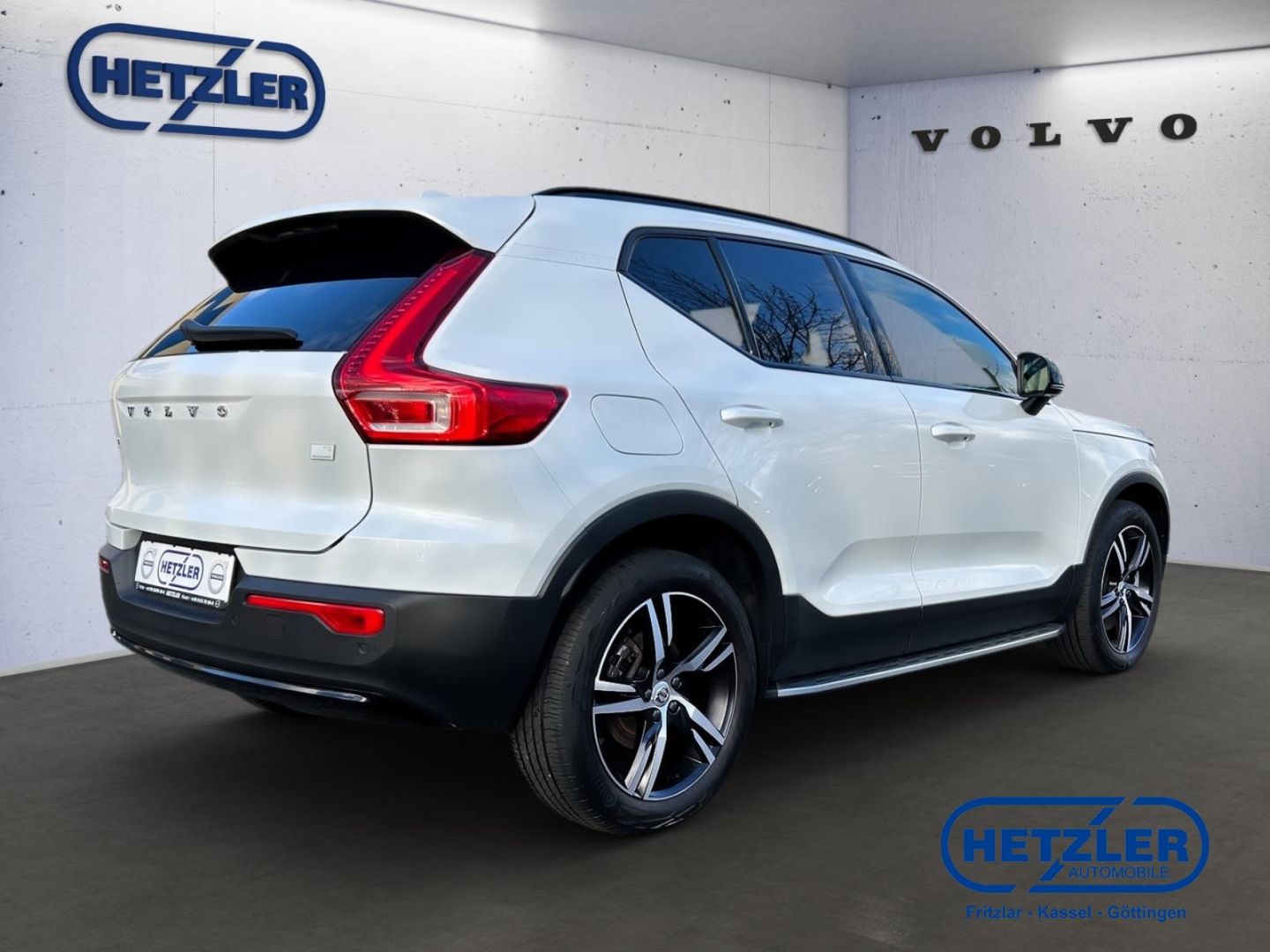 Volvo XC40 Plus Dark Recharge Plug-In Hybrid 2WD Stand