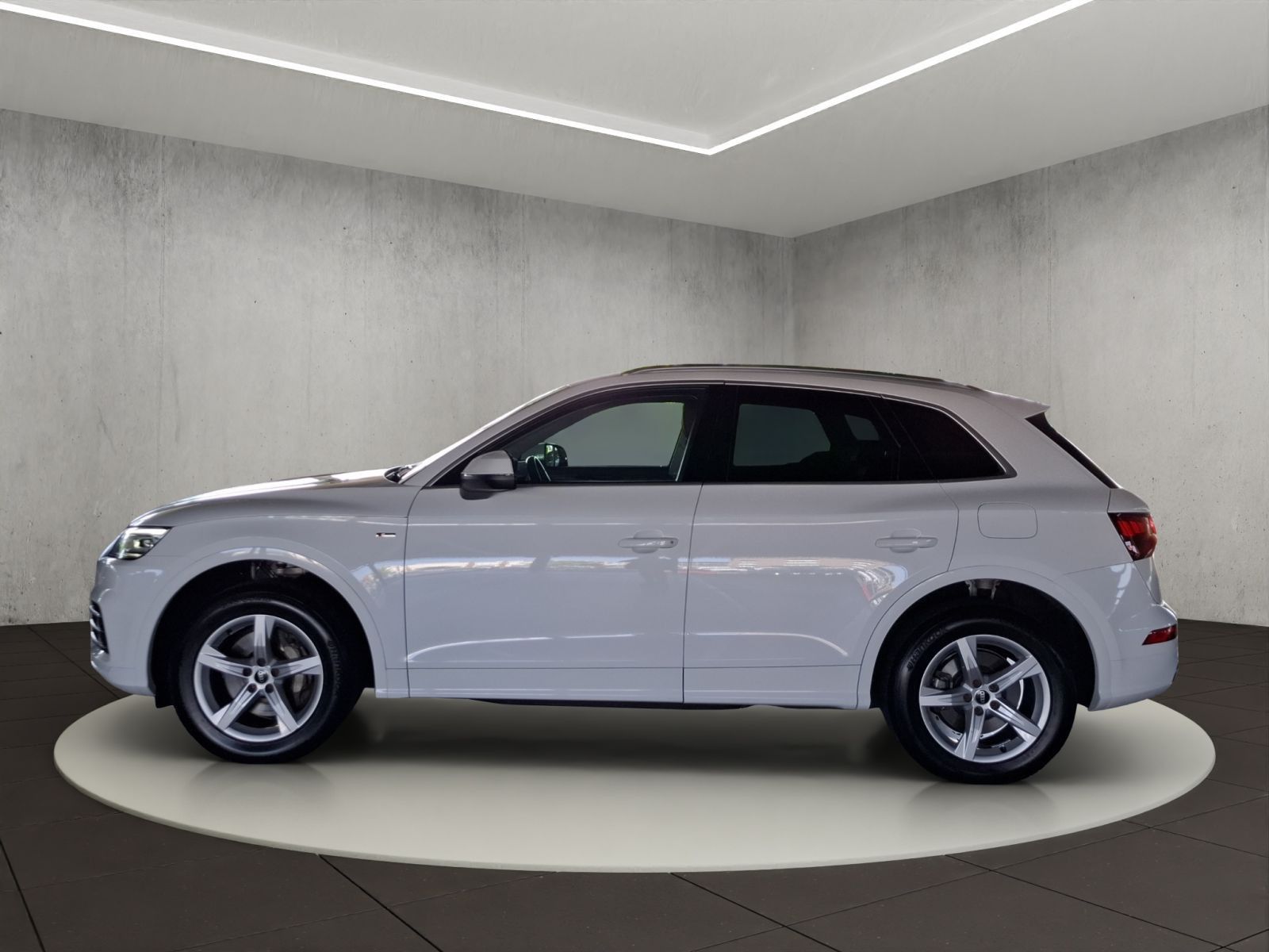 Audi Q5 TFSI e 50 e quattro S tronic - Samsaru's Car Outlet