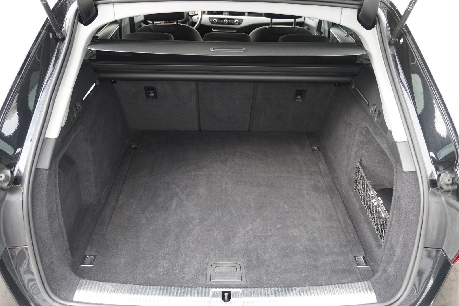 Audi A4 35 2.0 TFSI Avant - Samsaru's Car Outlet