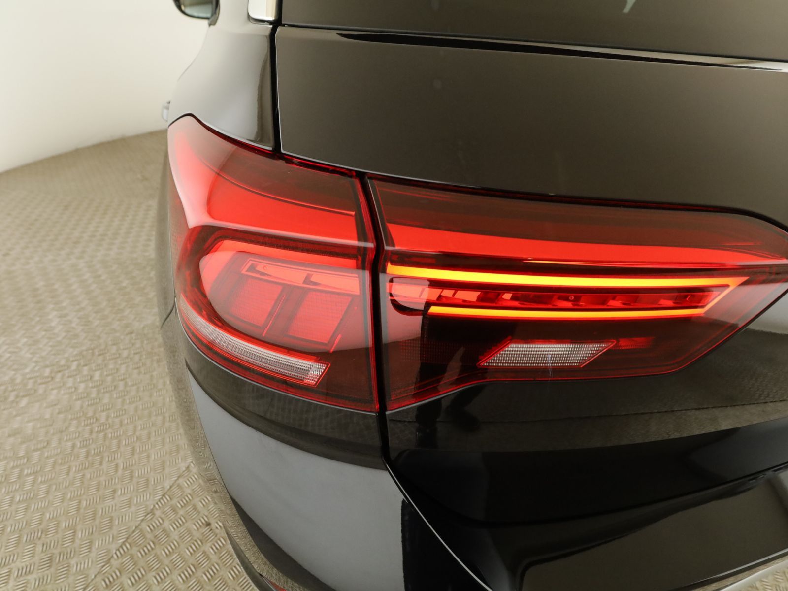 Volkswagen T-Roc 1.0 TSI Style - Samsaru's Car Outlet