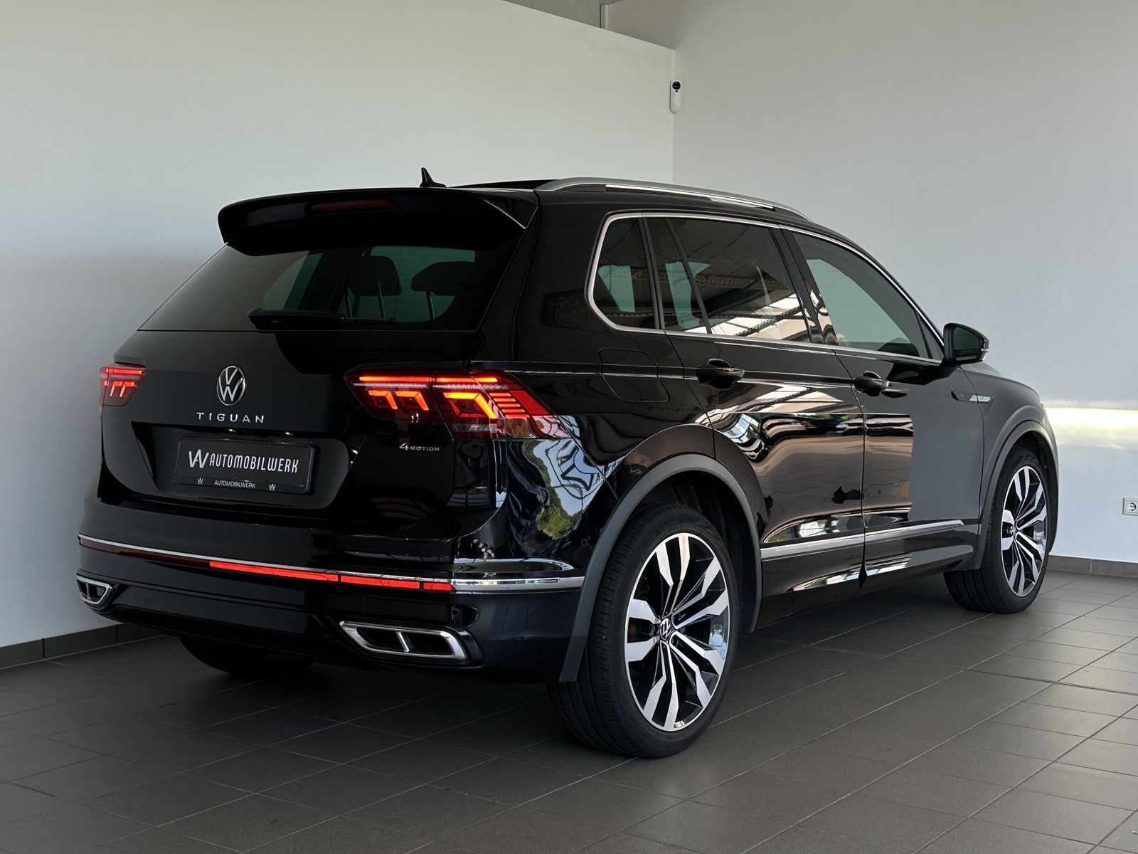 Volkswagen Tiguan R-Line 4M - Samsaru's Car Outlet