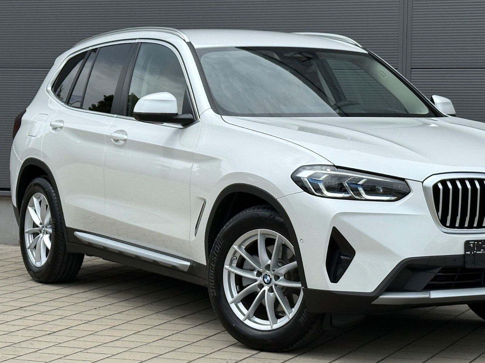 BMW X3 xDrive 20i Laser - Samsaru's Car Outlet