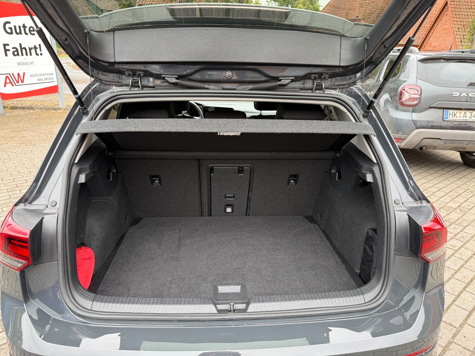 Volkswagen Golf VIII Life - Samsaru's Car Outlet