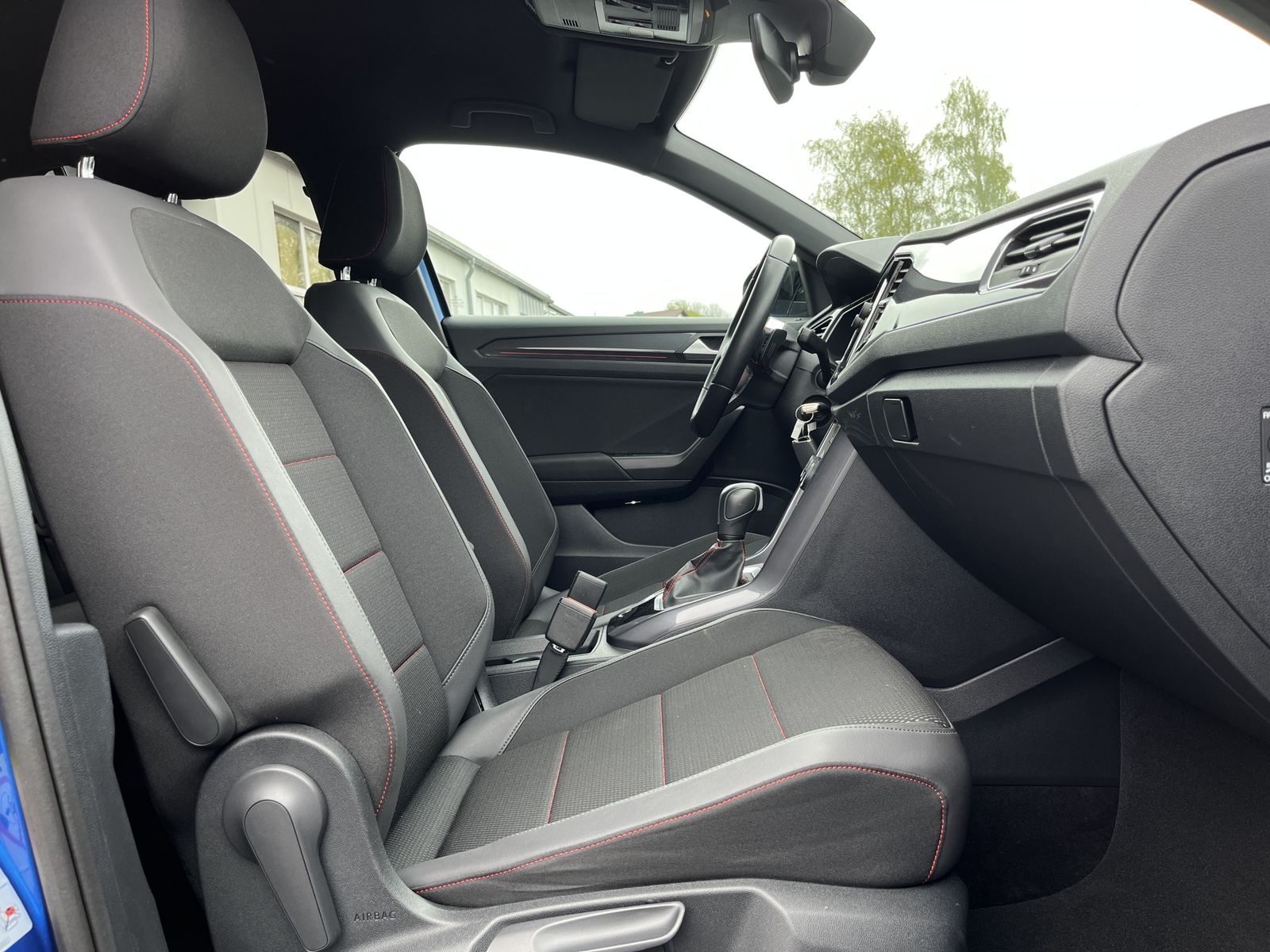 Volkswagen T-Roc 1.5 TSI DSG Sport - Samsaru's Car Outlet