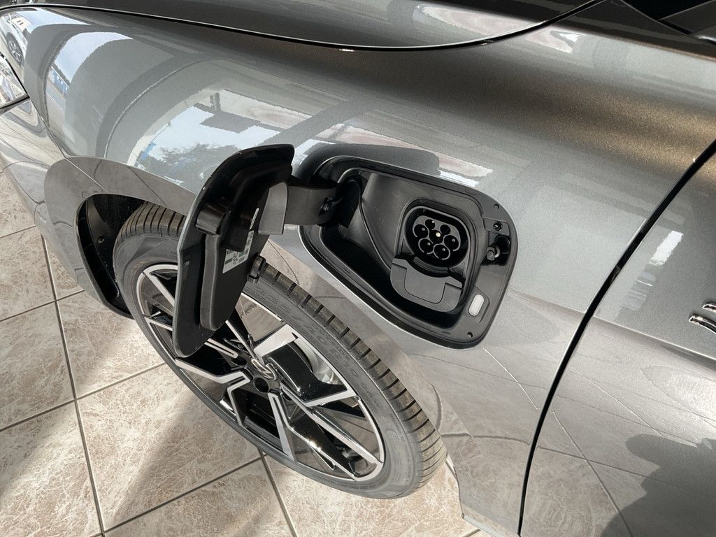 Volkswagen Passat 1.5 eHybrid DSG R-Line PANO MATRIX-LED
