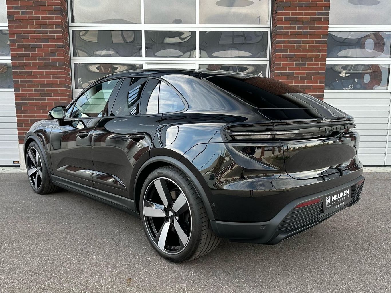 Porsche Macan 4 - Samsaru's Car Outlet