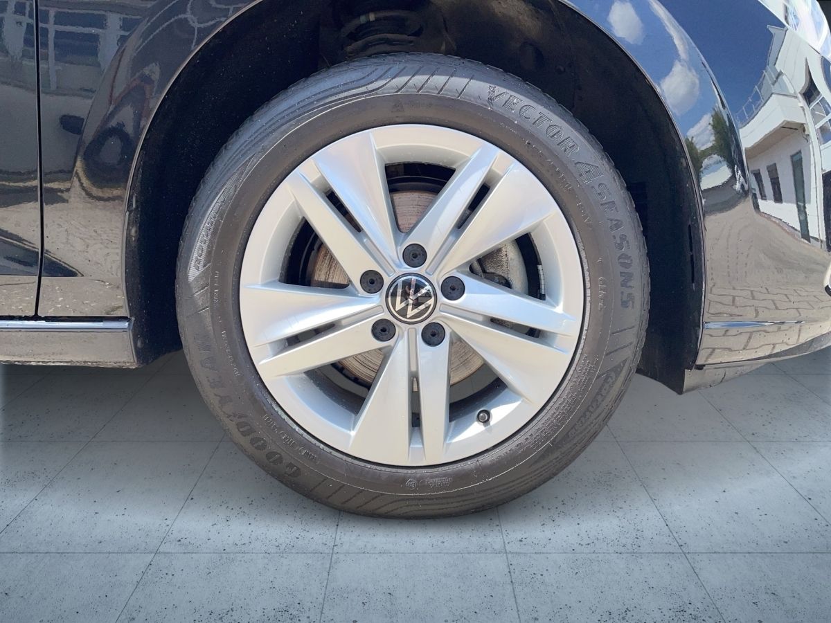 Volkswagen Golf Life 2.0 TDI DSG - Samsaru's Car Outlet