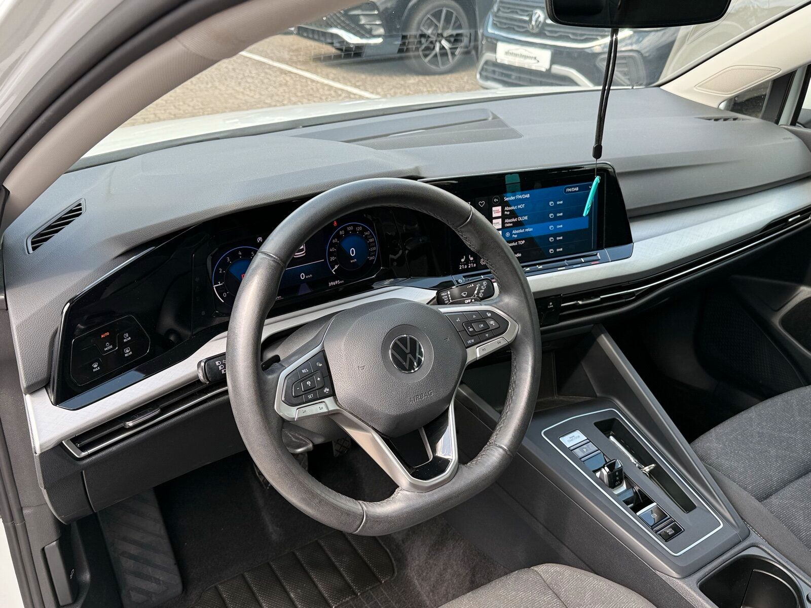 Volkswagen Golf VIII 1.5 eTSI Life - Samsaru's Car Outlet