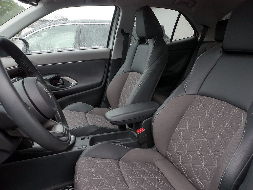 Toyota Yaris Cross Hybrid H&R SHZ KAMERA NAVI ACC LED