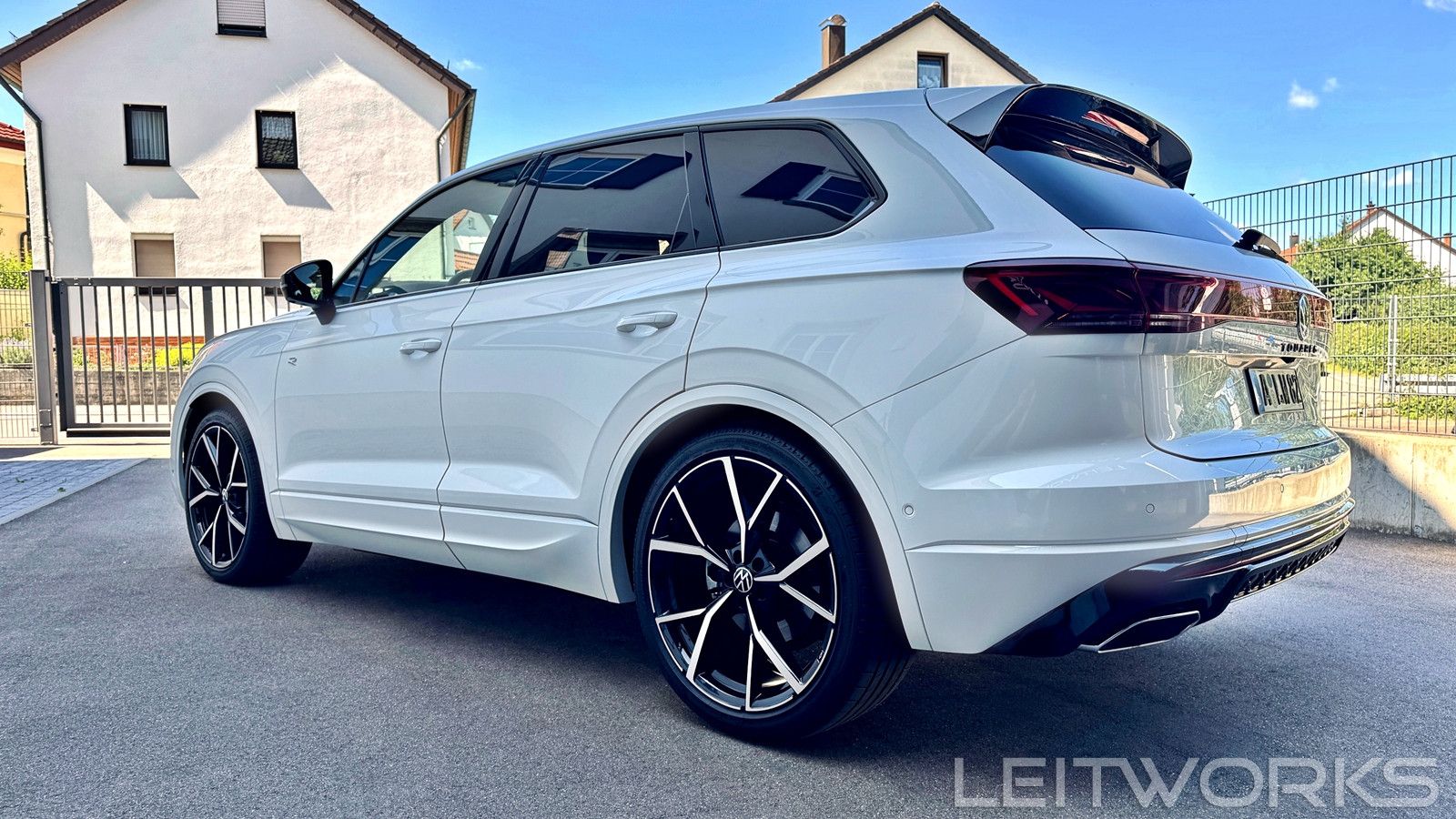 Volkswagen Touareg R-Line - Samsaru's Car Outlet
