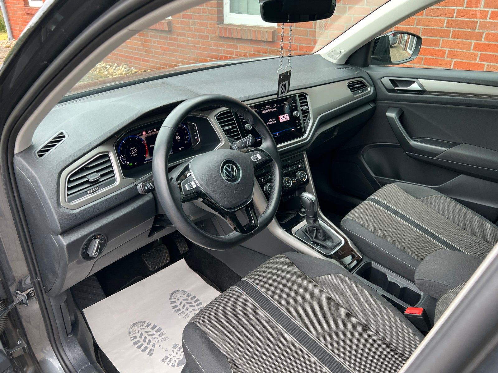 Volkswagen T-Roc Style 1.5TSi DSG R-Line - Samsaru's Car Outlet